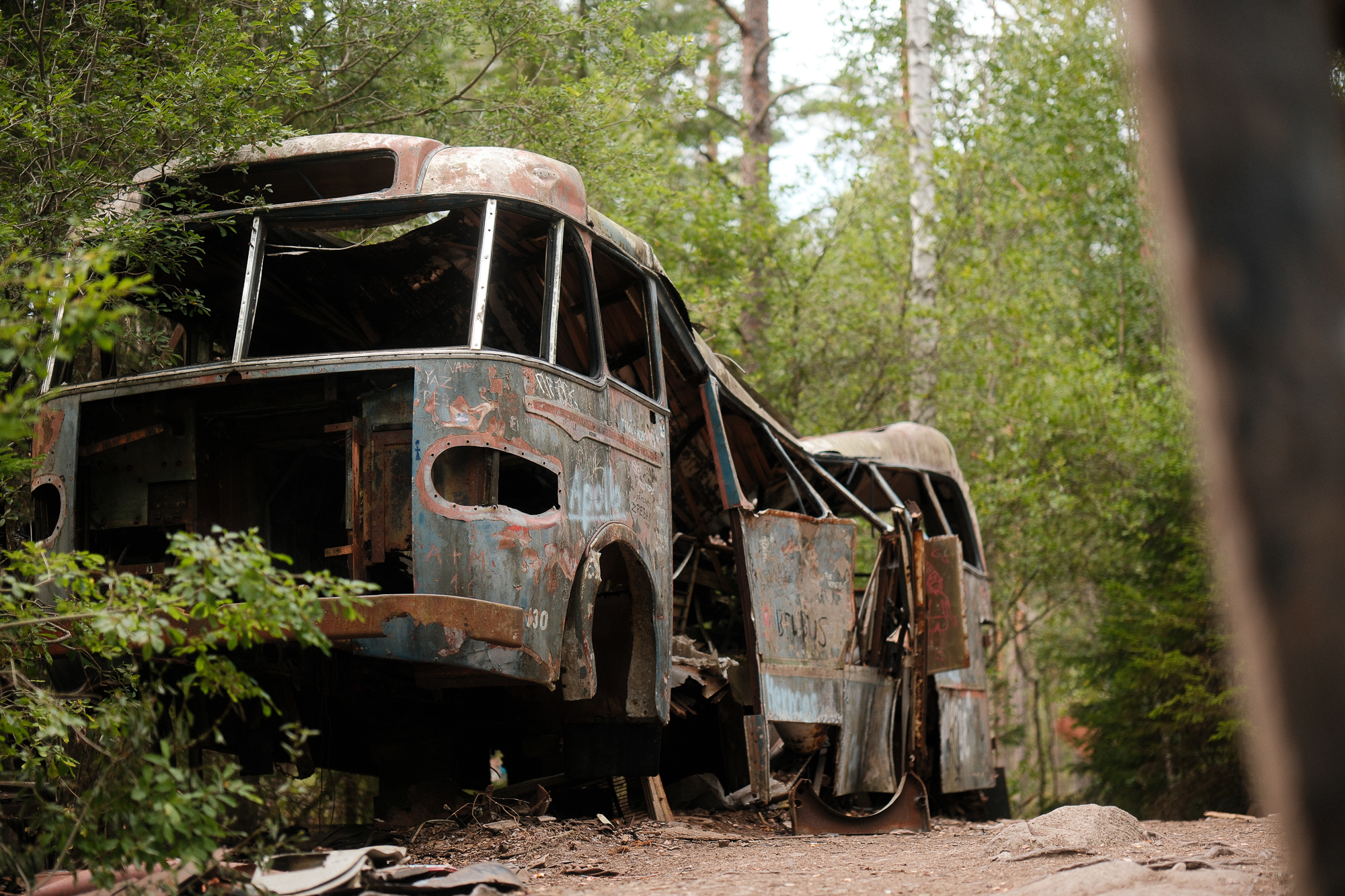 Bilkyrkogården Kyrkö Mosse – An Afternoon Lost in the Rust
